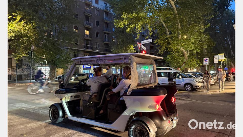 Immer mehr Golfcarts mit Touristen verstopfen Roms Straßen. Bild: Sabine Dobel/dpa