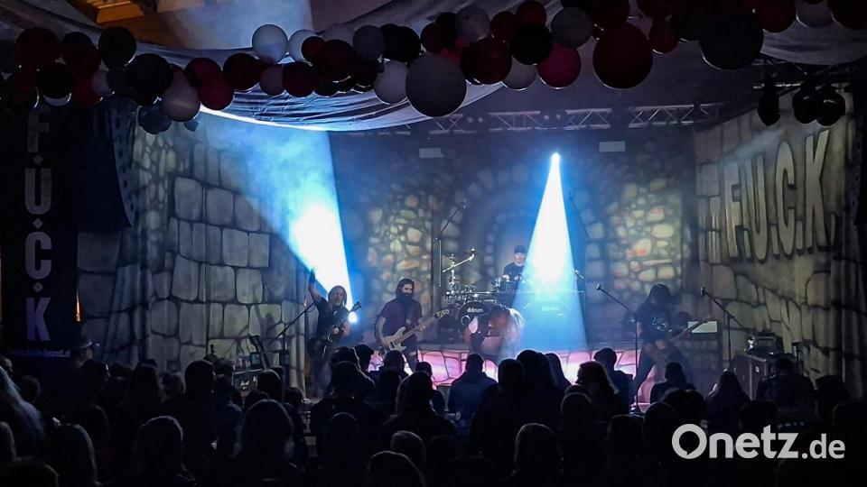 Volle Halle bei der Rocknacht am Freitag: Die Hard'n'Heavy-Coverband F.U.C.K. sorgt in der Kreutzer-Halle für ausgelassene Stimmung. Bild: Patrick Sendelweck