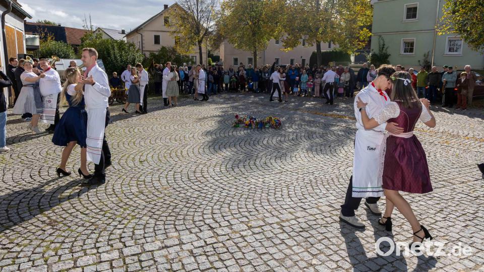 Traditioneller Kirwatanz am Milchbänkl: Vor zahlreichen Zuschauern zeigen die Speichersdorfer Kirwapaare ihre Tänze, begleitet von den Original Weinwallfahrern. Bild: Roland Wellenhoefer