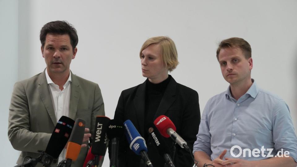 Den Sondierungsstand erläuterten in Berlin am Freitag Steffen Krach von der SPD, Nina Stahr von den Grünen und Maximilian Schirmer von der Linke. Bild: Sven Kaeuler/dpa
