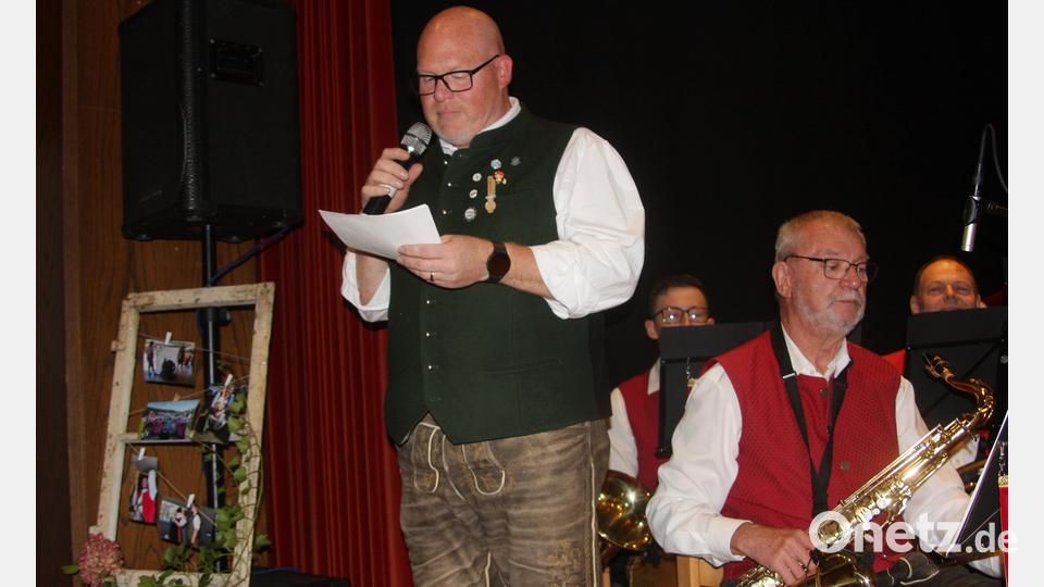 Durch den Abend führte Christian Stahl aus Erbendorf, der auch zur Tuba griff. Bild: Werner Robl