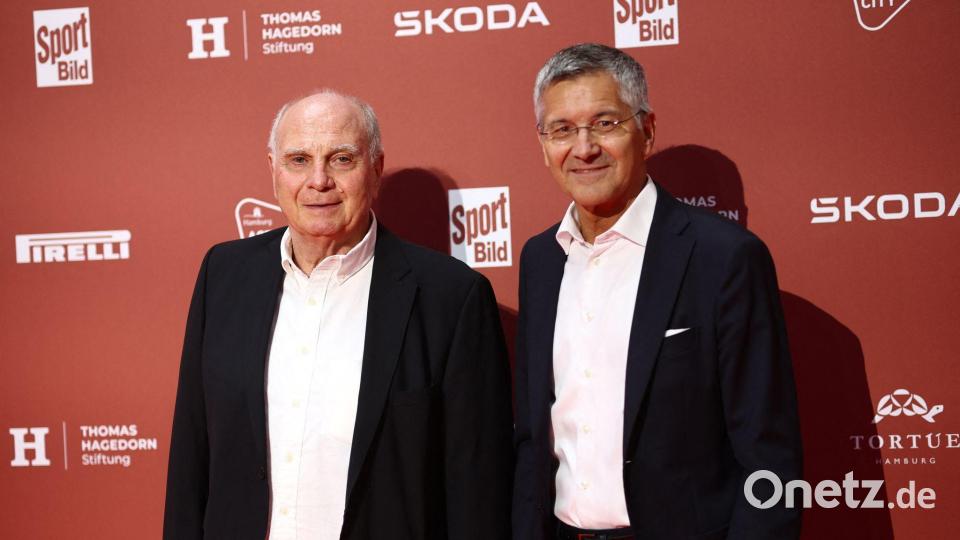 Die Bayern-Granden Hoeneß und Hainer erwarten den FC Bayern wieder an der Tabellenspitze. (Archivbild) Bild: Christian Charisius/dpa