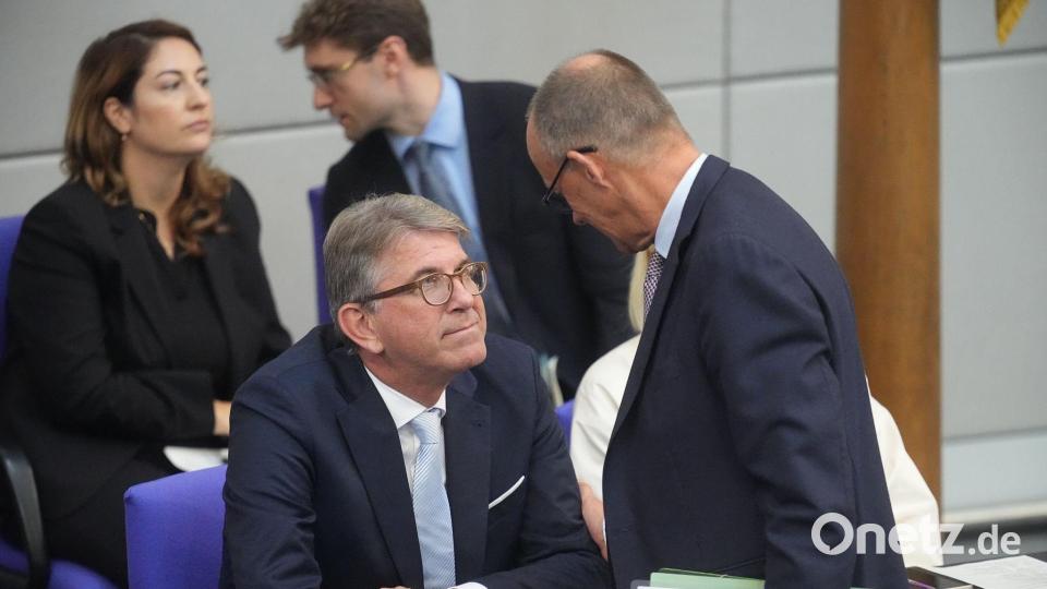 Kulturstaatsminister Wolfram Weimer, hier mit Kanzler Friedrich Merz (CDU), warnt vor Rot-Grün-Rot in Berlin. (Archivbild) Bild: Michael Kappeler/dpa