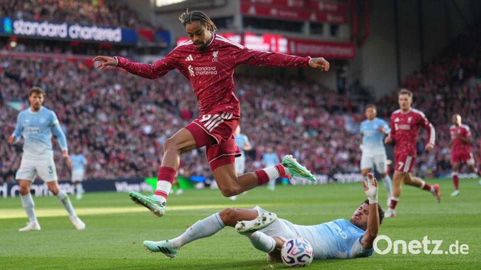 Liverpool-Star Bradley Barcola (l) wird von seinem Gegenspieler Matheus Nunes von Manchester City gestoppt. Bild: Jon Super/AP/dpa