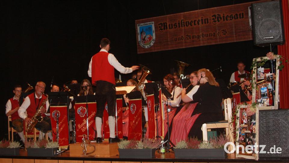 Der Musikverein Wiesau unter der Leitung von Michael Philipp und Paula Bächer begeisterte das Publikum am Samstag im Pfarrzentrum am Kreuzberg. Bild: Werner Robl