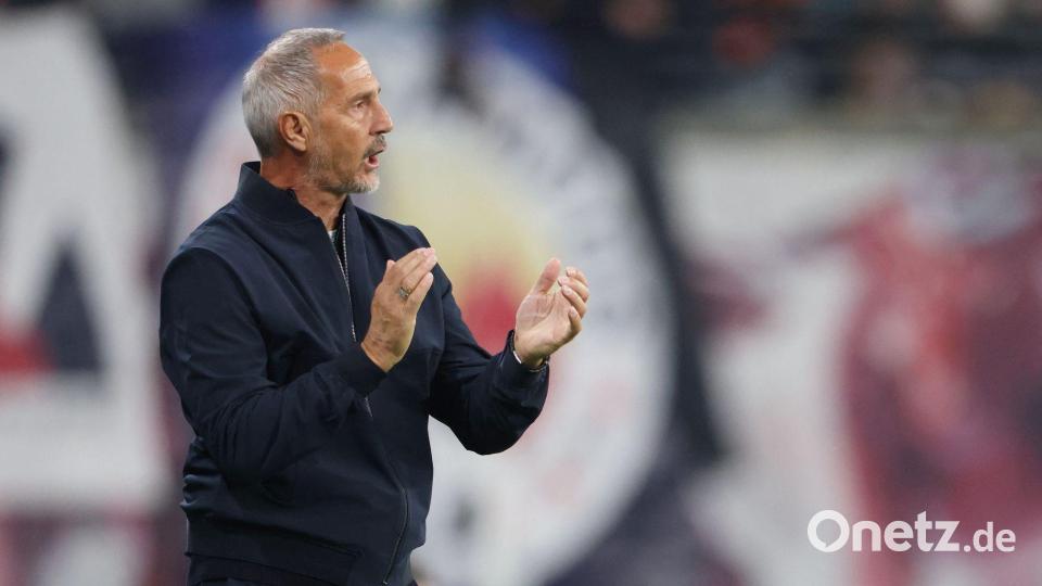 Trainer Adi Hütter muss die Probleme in der Abwehr in den Griff bekommen. Bild: Jan Woitas/dpa