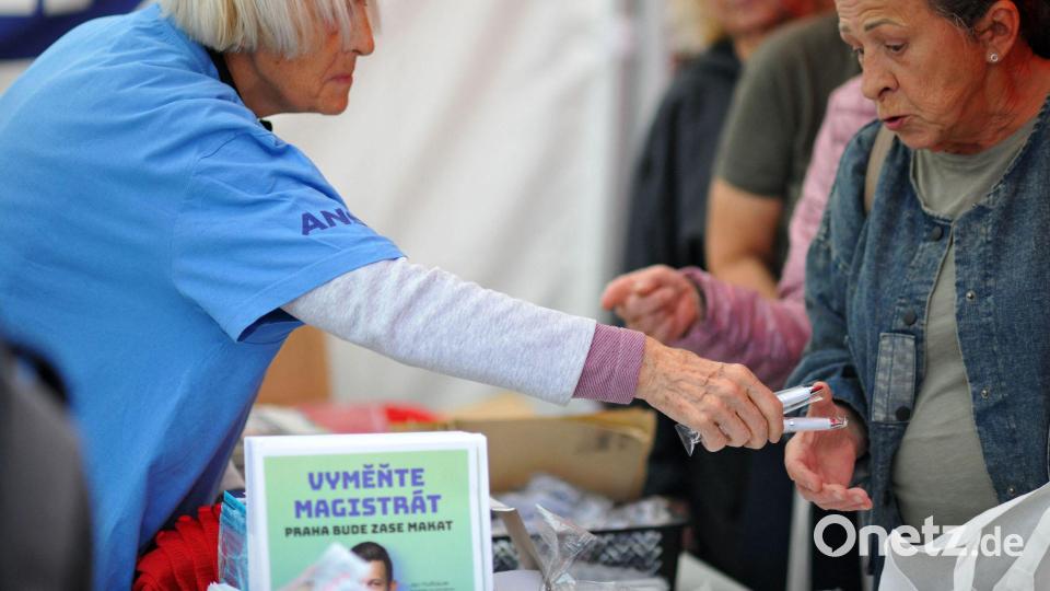 Bei einer Wahlkampfveranstaltung der rechtspopulistischen Partei ANO in Prag werden Werbemittel wie Kugelschreiber verteilt. Bild: Michael Heitmann/dpa
