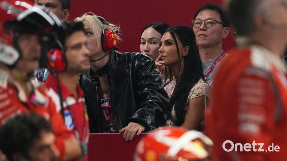 Kim Kardashian (Mitte r) fiebert mit Lewis Hamilton. Bild: Ng Han Guan/Pool AP/dpa