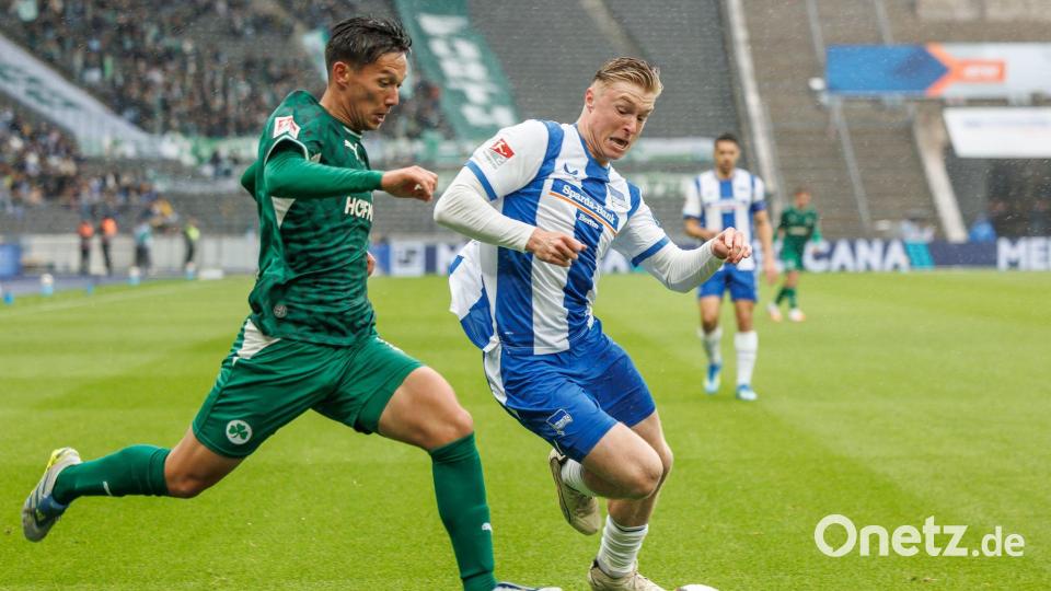 Hertha BSC musste gegen Greuther Fürth wie hier Verteidiger Julian Eitschberger (r.) hart arbeiten. Bild: Andreas Gora/dpa