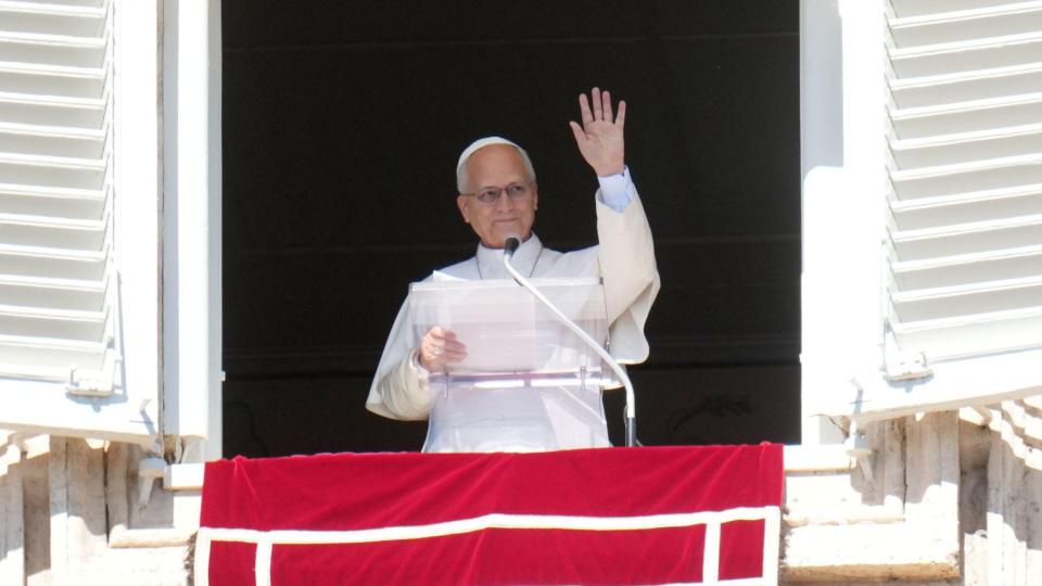 Papst Leo XIV. spricht auf dem Petersplatz im Vatikan das Angelusgebet. Bild: Gregorio Borgia/AP/dpa