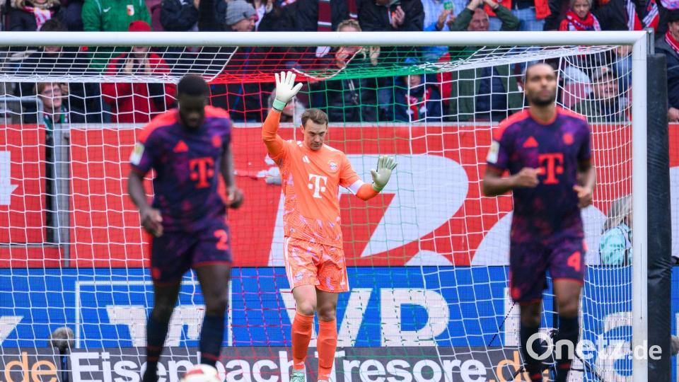 Manuel Neuer hebt entschuldigend die Hände. Bild: Tom Weller/dpa