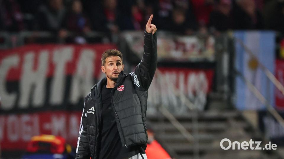 War stolz auf seine Nürnberger: Trainer Miroslav Klose. Bild: Daniel Karmann/dpa