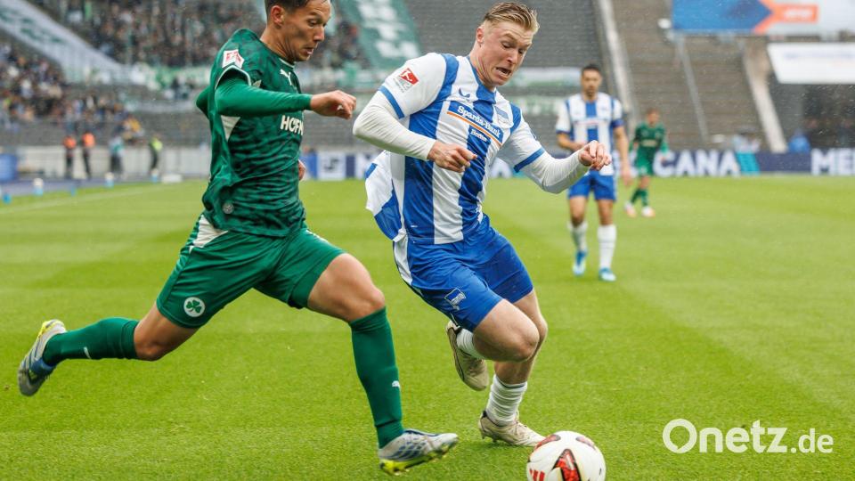 Hertha BSC musste gegen Greuther Fürth wie hier Verteidiger Julian Eitschberger (r.) hart arbeiten. Bild: Andreas Gora/dpa