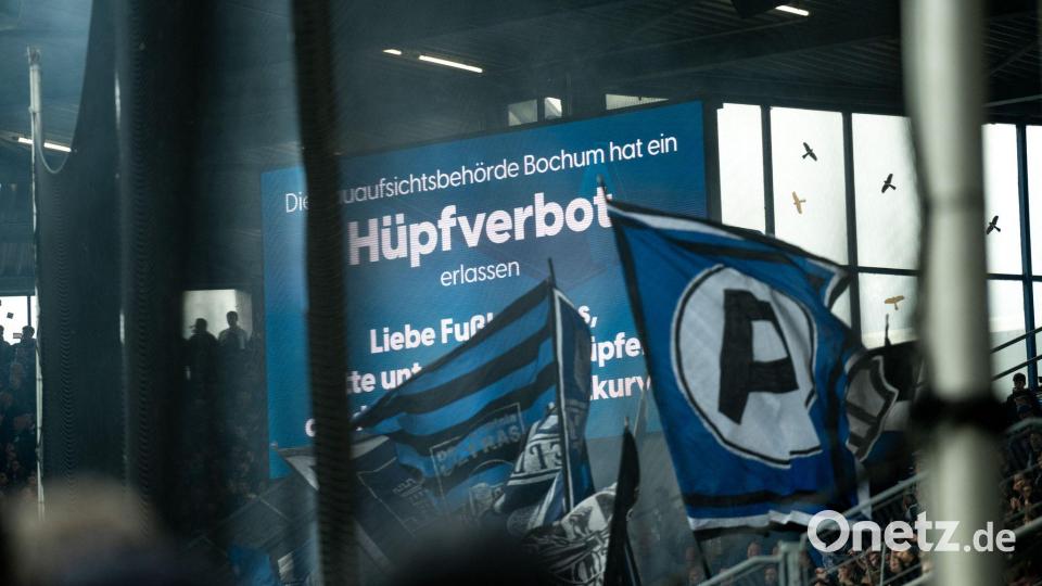 Trotz des Verbots wurde vereinzelt doch gehüpft auf der Osttribüne. Bild: Fabian Strauch/dpa