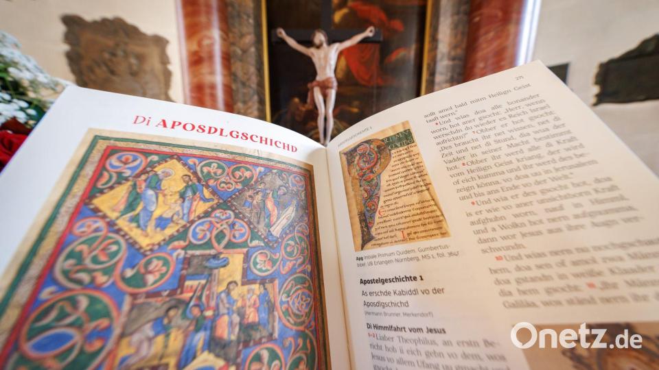 Die Mundart-Bibel enthält auch Illustrationen. Bild: Daniel Karmann/dpa