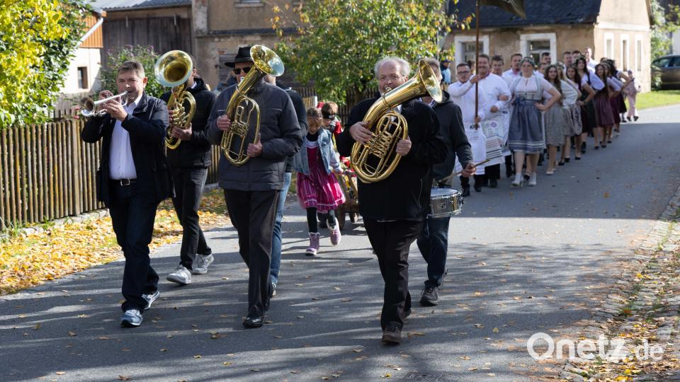 Die Original Weinwallfahrer führten den traditionellen Kirwaumzug durch Speichersdorf musikalisch an. Seit mindestens 30 Jahren begleiten sie das Aufspielen. Bild: Roland Wellenhoefer