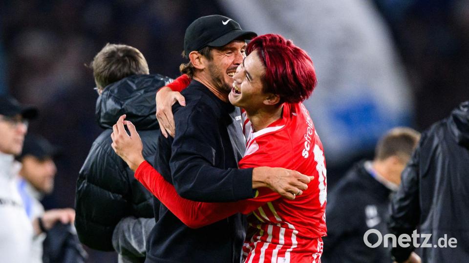 Trainer Julian Schuster und Siegtorschütze Keisuke Goto jubeln gemeinsam. Bild: Tom Weller/dpa