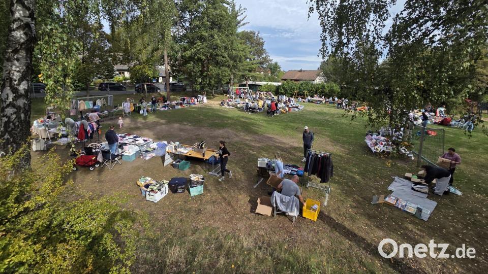 Viele Besucher stöbern beim ersten Flohmarkt auf dem Spielplatzgelände in Hütten. Bild: IG Spielplatz Hütten