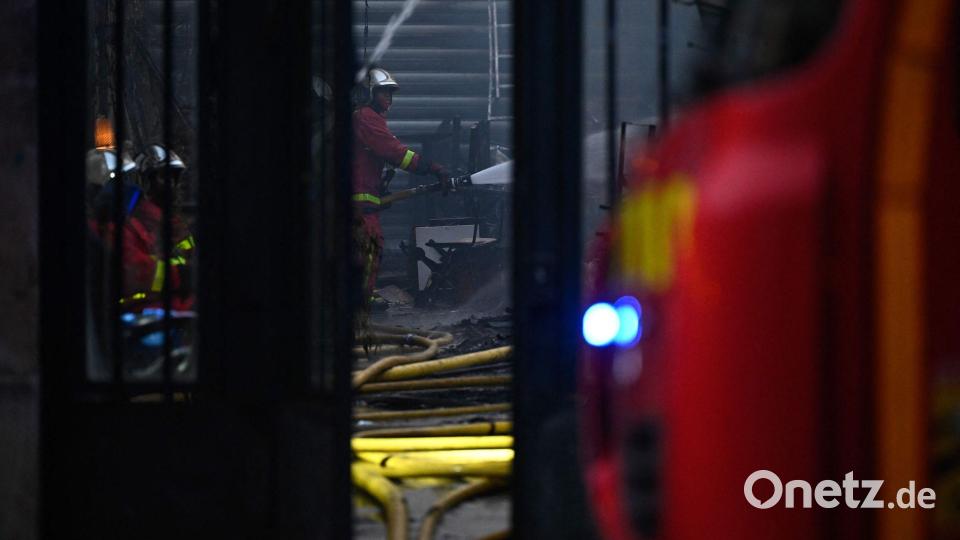 Die Feuerwehr brachte den Brand in der Markthalle unter Kontrolle. Bild: Julien De Rosa/AFP/dpa