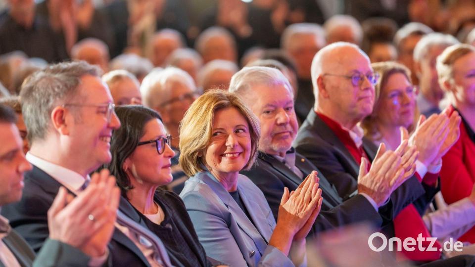 Schweitzer in einer Reihe mit seiner Frau Barbara und seinen Vorgängern Malu Dreyer, Kurt Beck und Rudolf Scharping. (Archivfoto) Bild: Andreas Arnold/dpa