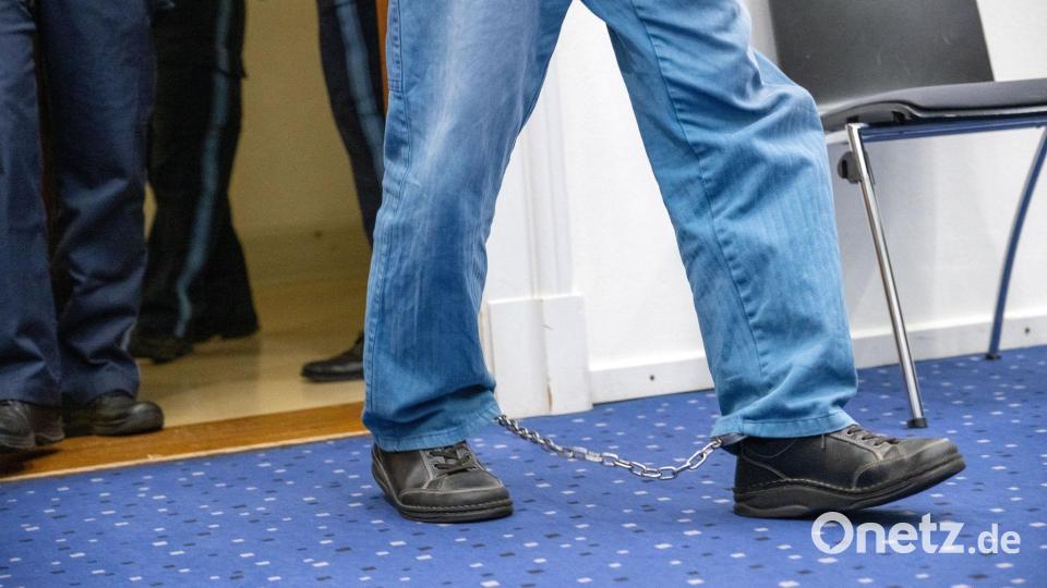 Der Angeklagte kam mit Fußfesseln aus der U-Haft in den Gerichtssaal. Bild: Pia Bayer/dpa