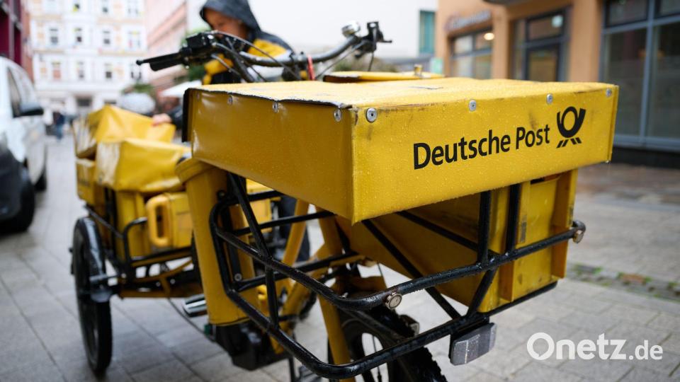 Eine Postbotin bei der Arbeit. Bild: Philip Dulian/dpa