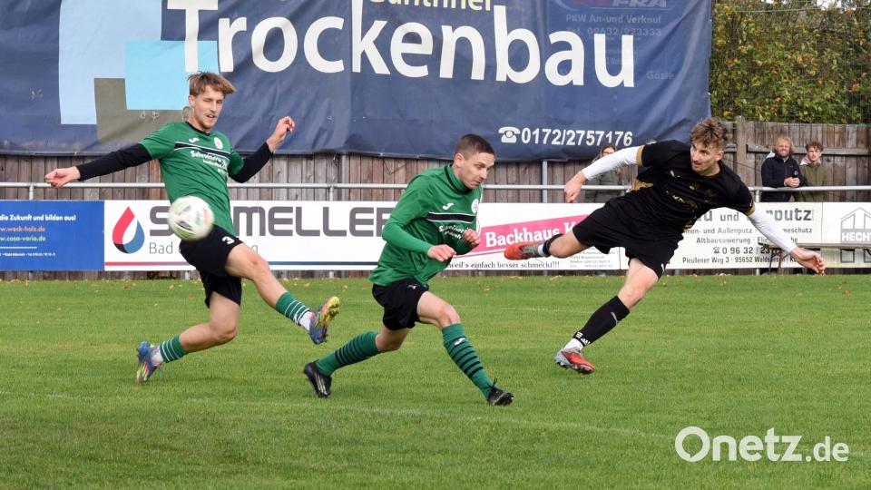 Der FC Tirschenreuth gewann am Samstag beim SV Mitterteich II mit 5:2. In dieser Szene zieht FC-Torjäger Nico Stark (rechts) ab. Bild: Rudi Gebert