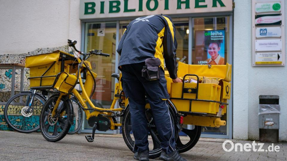 Auch Bibliotheken bekommen Post. Bild: Philip Dulian/dpa