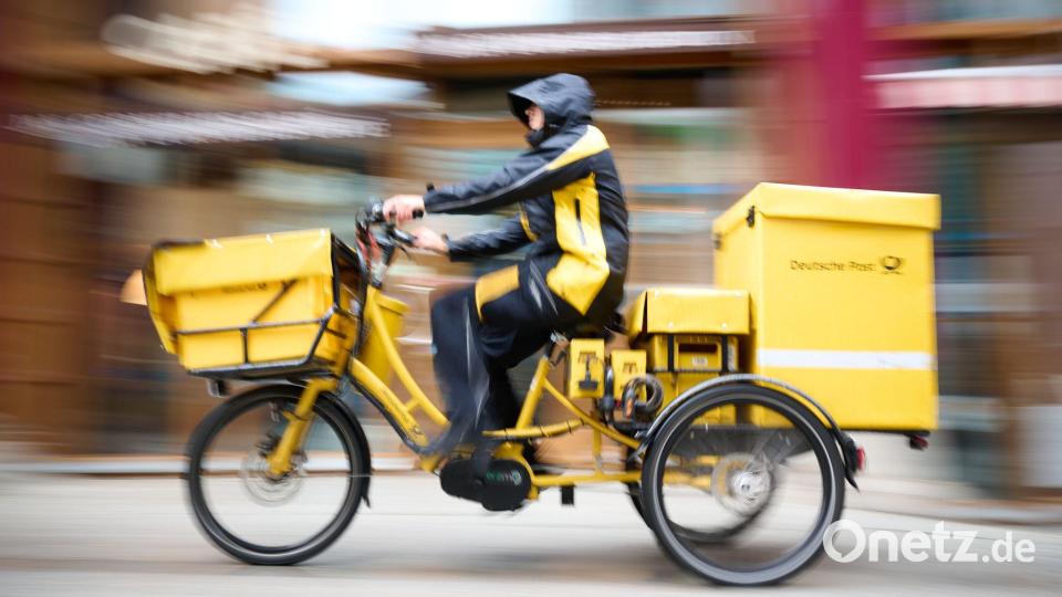 Der Zeitdruck ist hoch bei der täglichen Zustellung von Briefen. Bild: Philip Dulian/dpa