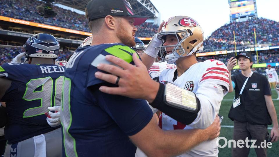 Seattles Super-Bowl-Gewinner Darnold (links) gratuliert Sieger Brock Purdy von den 49ers nach dem Spiel. Bild: Lindsey Wasson/AP/dpa