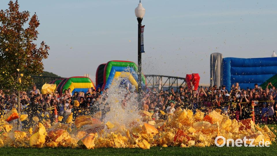 Riesige Kürbisse zerschellen auf dem Boden, nachdem sie während des jährlichen Erntefestes Stillwater im US-Bundesstaat Minnesota von einem Kran fallengelassen wurden. Bild: Ellen Schmidt/AP/dpa