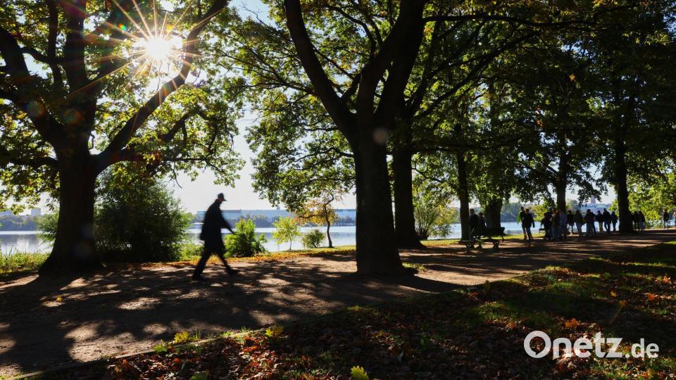 Hamburg: Bei Sonnenschein unterwegs – Menschen gehen an der Alster spazieren Bild: Christian Charisius/dpa