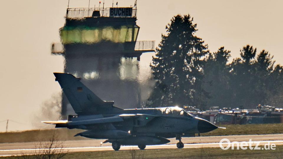 Zeichen des Zusammenhalts: Die Luftwaffe verlegt für die Nato-Übung drei Tornados nach Italien. (Archivbild) Bild: Thomas Frey/dpa