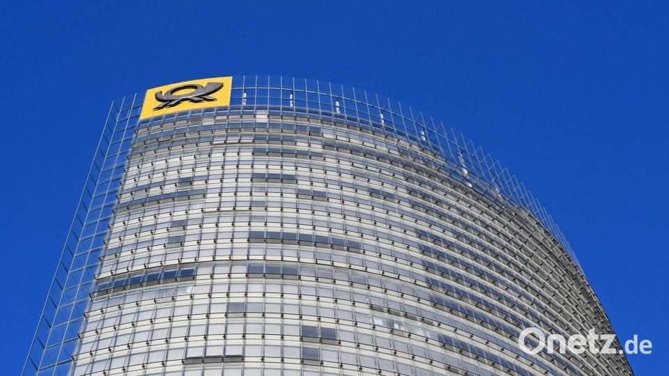 Auf der Konzernzentrale, dem Bonner Posttower, ist das gute alte Posthorn montiert. Bild: Wolf von Dewitz/dpa