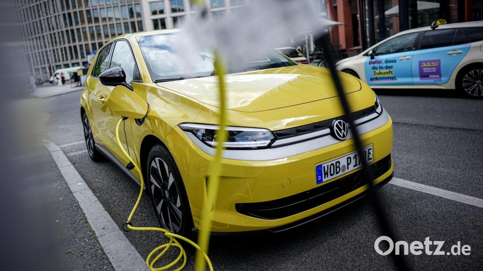 Der vollelektrische Polo ist bei Kunden beliebt. (Archivbild) Bild: Kay Nietfeld/dpa