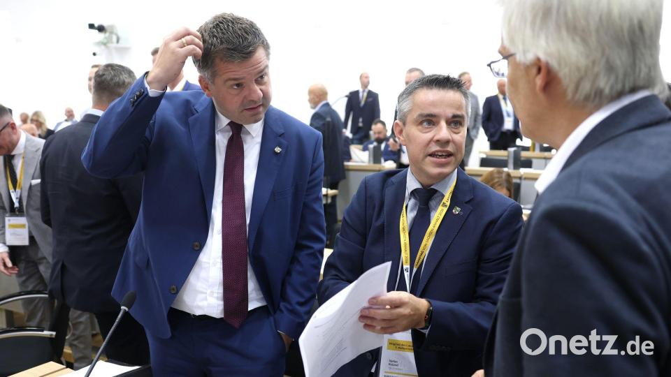 CDU-Fraktionschef Sven Schulze und der parlamentarische Geschäftsführer der CDU-Fraktion, Stefan Ruland, im Gespräch im Landtag. (Archivbild) Bild: Jan Woitas/dpa pool/dpa