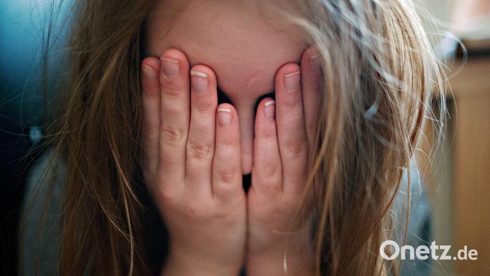 Die Hitze macht Kindern auf vielen Ebenen zu schaffen. (Symbolbild) Bild: Nicolas Armer/dpa