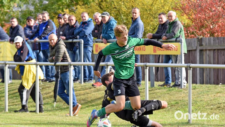 Der FC Tirschenreuth gewann am Samstag beim SV Mitterteich II mit 5:2. Das Bild zeigt einen Zweikampf zwischen dem Mitterteicher Bastian Zaus (grünes Trikot) und Tobias Siegert. Bild: Rudi Gebert