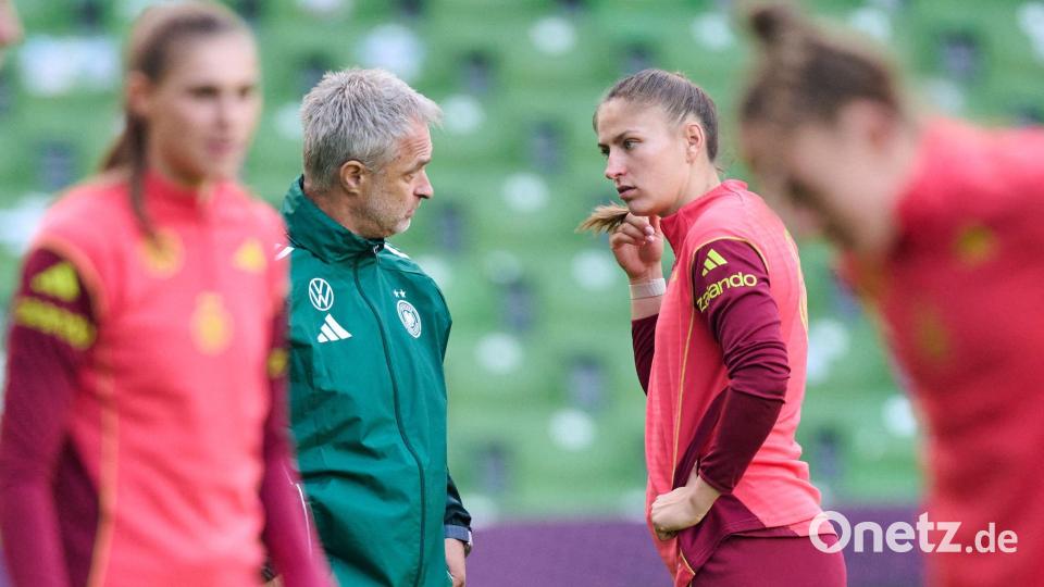 Bundestrainer Christian Wück im Gespräch mit Melissa Kössler. Bild: Sebastian Christoph Gollnow/dpa