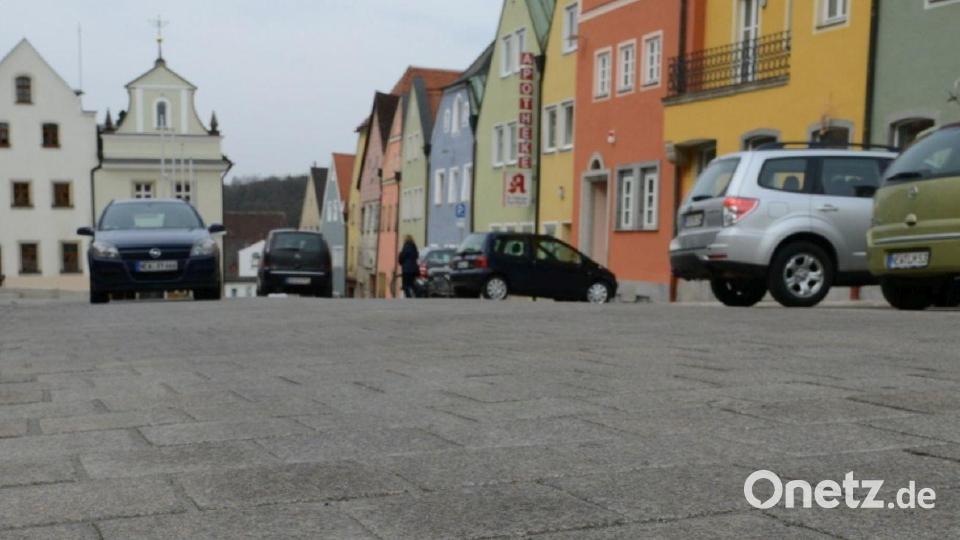 Welches Pflaster für den Stadtplatz in Neustadt/WN? Unterhalb vom Landratsamt wird die Stadt demnächst eine Musterfläche mit verschiedenen Belägen anlegen. Archivbild: Gabi Schönberger
