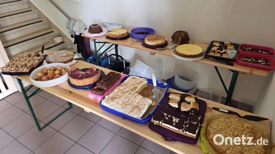 Für die Besucher gab es auch eine reich bestückte Kuchentheke. Der Erlös fließt in den Spielplatz. Bild: IG Spielplatz Hütten