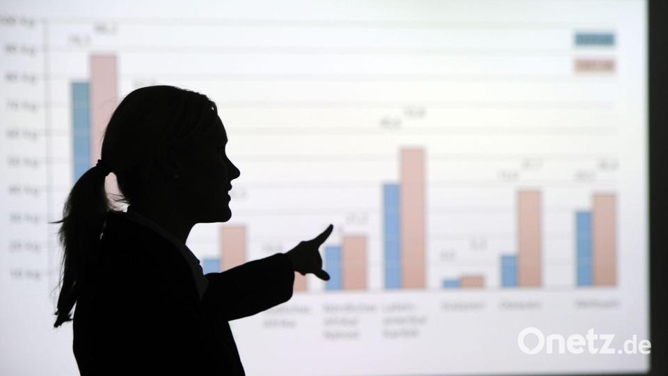 In Teams mit hohem Männeranteil sind Frauen unsicherer im Umgang mit Fehlern. (Illustration) Bild: Tobias Kleinschmidt/dpa