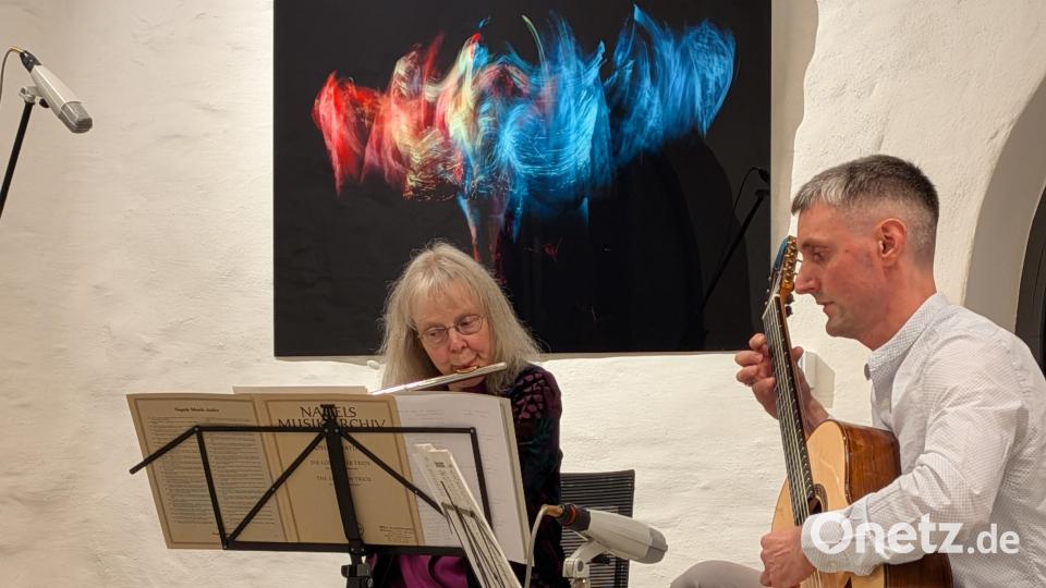 Viola Schweinfurter und Benjamin Doß eröffneten die Kammermusikreihe im Bürgerhaus mit Werken für Flöte und Gitarre. Bild: Wolfgang Benkhardt