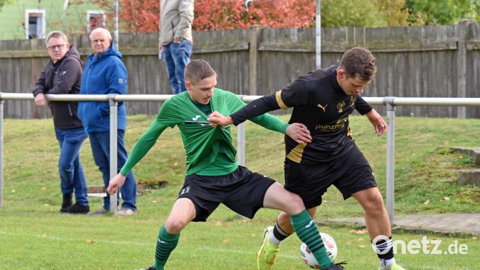 Der FC Tirschenreuth gewann am Samstag beim SV Mitterteich II mit 5:2. In dieser Szene kämpfen der Mitterteicher Julian Enders (links) und Jonas Zintl mit allen Mitteln um den Ball. Bild: Rudi Gebert