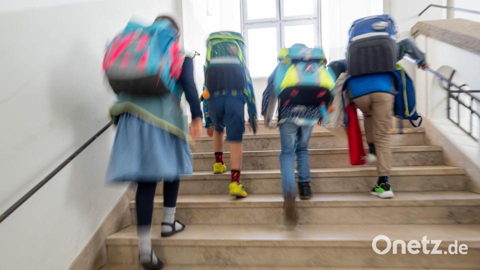 Drei Schulen sind in Trägerschaft des Bistums Würzburg. (Symbolbild) Bild: Peter Kneffel/dpa