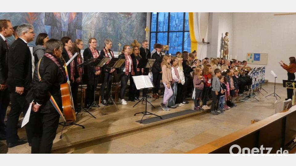 Die 50 kleinen und großen Sänger sowie die Flosser Bläser füllten den großen Altarraum der Altenstädter Pfarrkirche. Sie präsentierten den begeisterten Besuchern ein tolles Programm. Bild: Werner Dantl