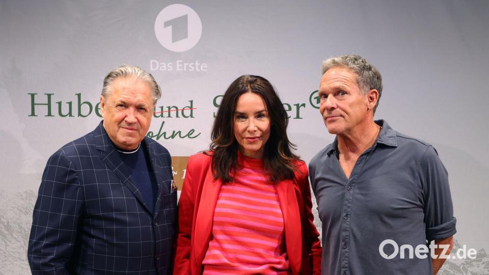 Beim Dreh von „Hubert ohne Staller“ geht es locker zu, sagt Christian Tramitz (r) über die Zusammenarbeit mit Michael Brandner (l) und Katharina Müller-Elmau. (Archivbild) Bild: Karl-Josef Hildenbrand/dpa