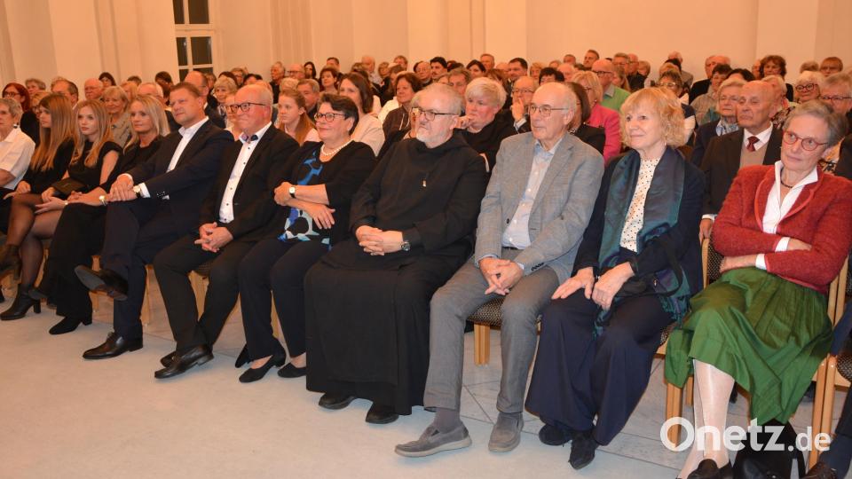 Bis auf den letzten Platz besetzt war am Samstagabend der Festsaal des Schlosses Fockenfeld. Sie alle erlebten einen außergewöhnlichen Musikabend. Bild: Josef Rosner
