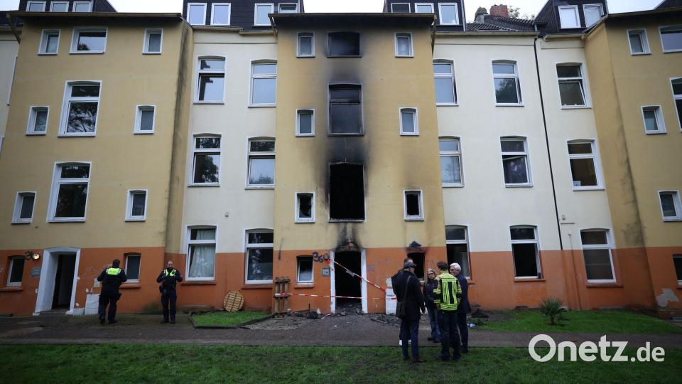 Das Haus nach dem Brand in Bochum. Es ist unbewohnbar - die Treppe wurde völlig zerstört. Bild: Christoph Reichwein/dpa