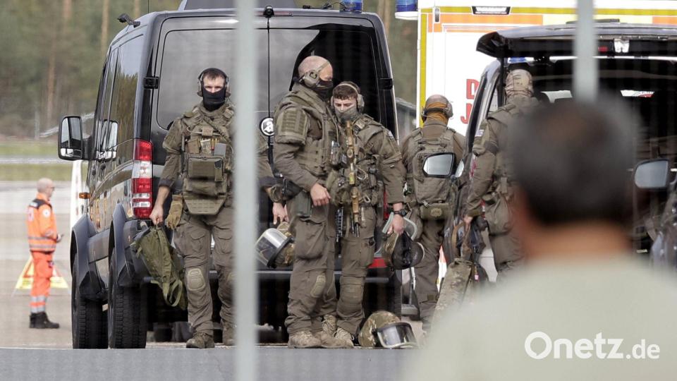 Auch Kräfte eines Spezialeinsatzkommandos (SEK) waren auf dem Flughafengelände unterwegs. Bild: Tizian Gerbing/dpa